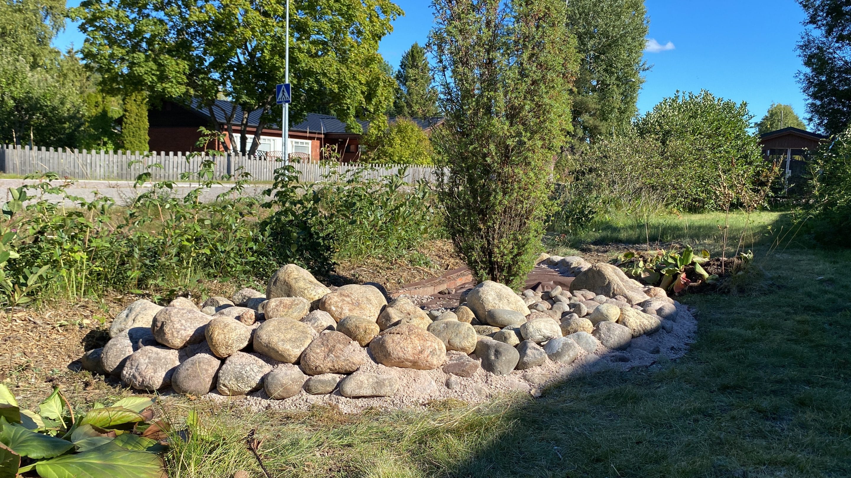 Uusi  kivikkopenkki uudistamisen jälkeen